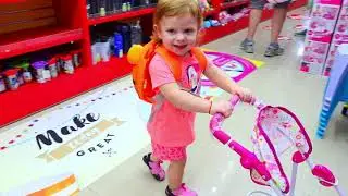 VLOG Ariana plays and has fun at the children's toy store