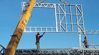 Монтаж  силового каркаса трехэтажного дома из ЛСТК