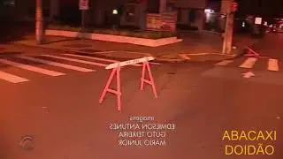 CAVALETE FUGINDO AO SOM DA MÚSICA DE PIRATAS DO CARIBE