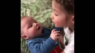 Син бөтен малайларга караганда да тәмлерәк бит😍Ләйлә кечкенә энесен ярата😊