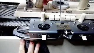 Как соеденить вязаное полотно косичкой , на вязальной машине.