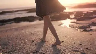 MUJER CAMINANDO DESCALZA EN LA PLAYA - FREE VIDEO LICENSE DOWNLOAD FULL HD
