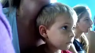 criança 2 anos louvando a Deus, criança cantando para Deus