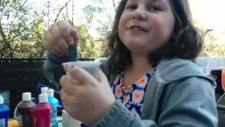 נועה עושה עבודת יצירה והפעם קופסא למגבונים