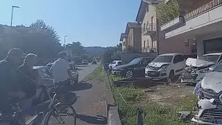 Esce di strada, travolge auto e cancelli