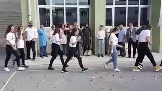 Liseye yeni geçen öğrencilere simit atarak karşılama töreni yapıyorlarmış. Bu okulun Türkiye'de oldu