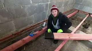 Жизнь в Уральской глубинке  УСТОНАВЛИВАЮ ЛАГИ ПОЛА ИЗ ДЕРЕВА