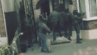 Контртеррористы подразделения британской полиции проводят операцию по задержанию террористов