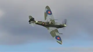SPITFIRE Mk. IXb - Flown as it should be! | Flying Legends