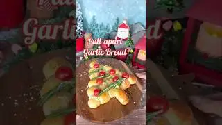 Pull-apart Christmas Tree Garlic Bread 