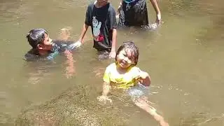bermain di sungai..