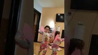 танец "бабочки" 🦋🦋💞 #дети #дочки #погодки #семейныйвлог #сестры