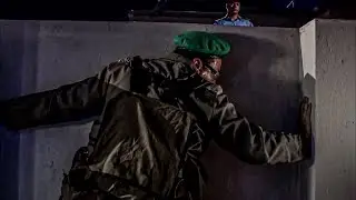 وقف على طرف صباعه.. تصرف غريب من حرامي رايح يسرق الساعة 2 الظهر 😂😂