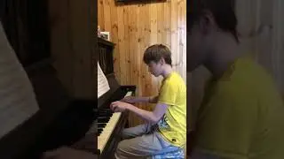 Маленькая прелюдия. И. С. Бах июнь 2022г Играет Давид