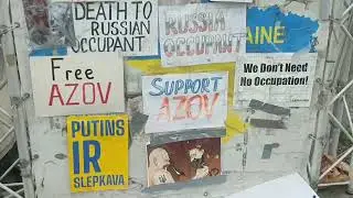 посольство РФ, в Риге 3 день цветы на месте. сторонники навального навалили