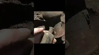 Распаковка с надеждой. Глиняный кувшин из земли. shorts