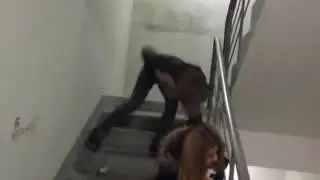 Прикол. Пьяная школота в подъезде.