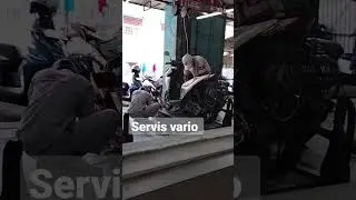 servis motor Honda Vario.