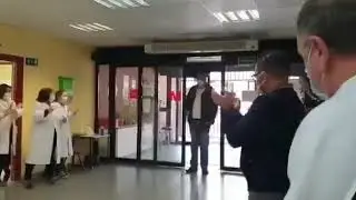 ¡SE VALE LLORAR! PERSONAL MÉDICO AGRADECE A TAXISTA QUE LLEVA A ENFERMOS GRATIS. LE DAN SORPRESA