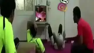 Lagi Fokus ngintip Cewek Yanyi Pake Handuk ( malah bikin emosi )