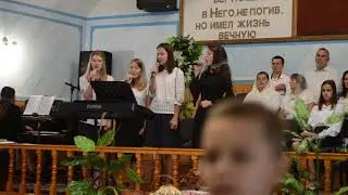 кружится падает лист
