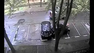 Исполняет Ниссан Микра на парковке