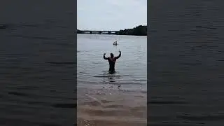 Девушки наслаждаются шикарным позированием БОДИБИЛДЕРА🔥