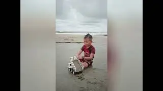 main pasir di pantai