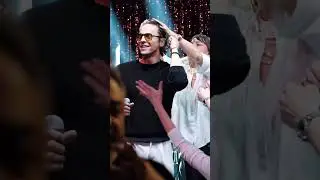 Demet Akbağ Sandık Kokusu dizisinin Atilla'sı Metin Akdülger'in saçlarını ıslattı