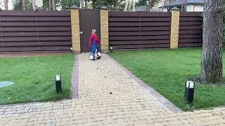 Стив препятствия на скутере