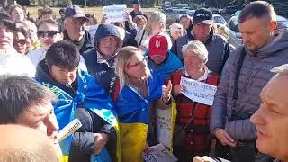 Мешканці Гайворона мітингують проти реконструкції стадіону за 5 млн грн.