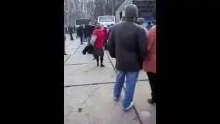 Копия видео Пьяные бичи танцуют в городе