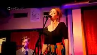 Beautiful Red-Head singing in German