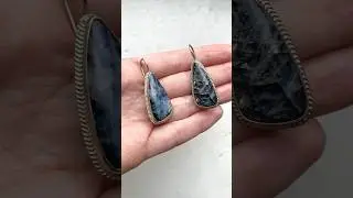 Серьги с лунным камнем треугольные на руке 3795 