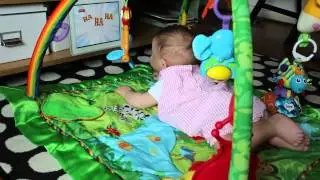 Sofia Assistindo a Galinha Pintadinha
