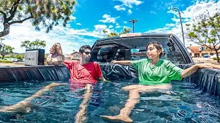 پشت وانت رو استخر کردیم 🏊‍♂️👩🏻‍❤️‍👨🏻فقط ری اکشن مردم امریکا😂