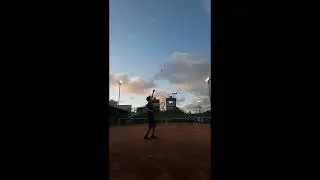 Treinando saques no tênis (muito o que melhorar)