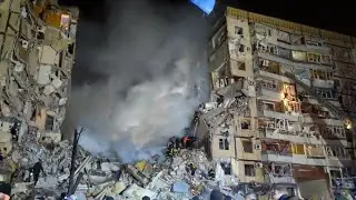 У Дніпрі рятувальники дістають людей  з-під завалів зруйнованого будинку