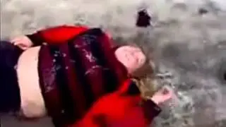 Пьяная женщина не может встать