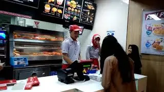 SEREM ORANG PADA KABUR LIHAT ASIH KE KFC