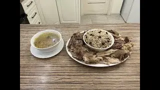 ПЕТУХ,НАЧИНЕННЫЙ РИСОМ И КЛЮКВОЙ И ВКУСНО ПРИГОТОВЛЕННЫЙ СУП НА БУЛЬОНЕ