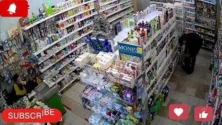 Отбитого вора завалил продавец в магазине. Shoplifters are shoplifters, shop and thieves,stole goods