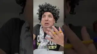 Учитель проверяет тетради учеников