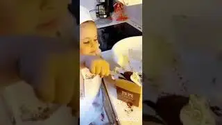 Девочка 3 года готовит торт