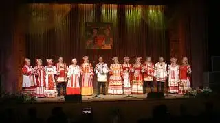 В камышах лебедушка
