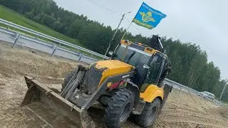 Накидываем крышку мусорного бака.  экскаватор-погрузчик