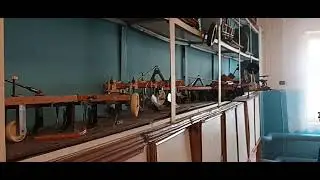 Экспонаты в кабинете Технологии.
