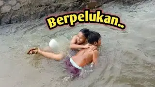 Kacau.! Mandi Sambil Perang Kedhebok Pisang, Pedangnya Patah