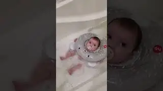 КУПАЕТСЯ С ПАПОЙ