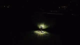 John Deere 3046R bei Nacht